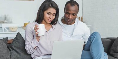 Repetera hur man gör om någon sätter i halsen med din partner eller bästa vän